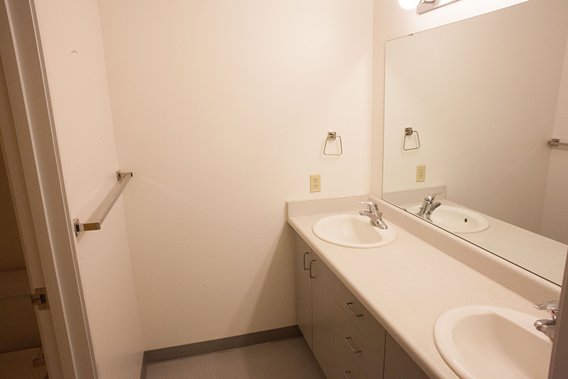 Yakama One Bedroom Townhouse Bathroom